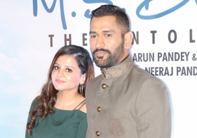 Fans wish Dhoni and Sakshi on their 10th wedding anniversary | Fans wish Dhoni and Sakshi on their 10th wedding anniversary