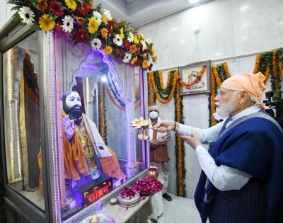 PM offers prayers at Shri Guru Ravidas Vishram Dham Mandir | PM offers prayers at Shri Guru Ravidas Vishram Dham Mandir