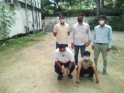 Govt employee among 2 held for gun running in Delhi | Govt employee among 2 held for gun running in Delhi Govt employee among 2 held for gun running in Delhi | Govt employee among 2 held for gun running in Delhi