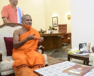 Muslim, Christian leaders meet Pejawar seer over business curbs | Muslim, Christian leaders meet Pejawar seer over business curbs