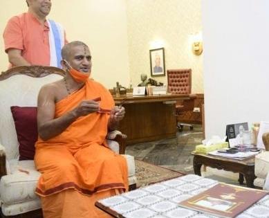'Ram bhakti, desh bhakti' no different: Pejawar seer | 'Ram bhakti, desh bhakti' no different: Pejawar seer 'Ram bhakti, desh bhakti' no different: Pejawar seer | 'Ram bhakti, desh bhakti' no different: Pejawar seer