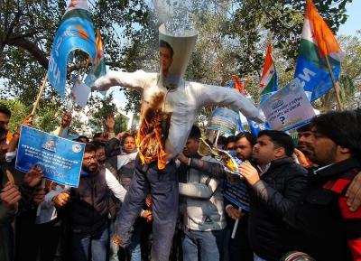 NSUI protests in support of Bihar, UP agitating students | NSUI protests in support of Bihar, UP agitating students