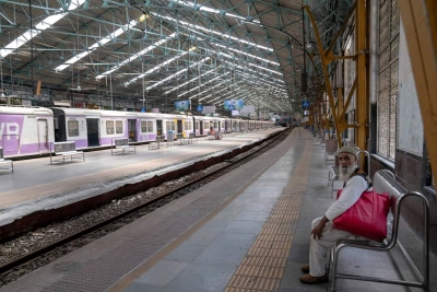 After dilly-dallying, Railways' allow women on Mumbai locals from Oct 21 | After dilly-dallying, Railways' allow women on Mumbai locals from Oct 21