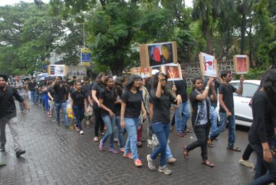 Maha: Students resort to 'flash agitation' for scrapping offline exams | Maha: Students resort to 'flash agitation' for scrapping offline exams