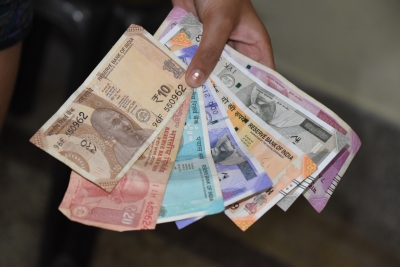 Omicron Blow: Rupee expected to weaken on inflation, infection woes (IANS Currency Forecast) | Omicron Blow: Rupee expected to weaken on inflation, infection woes (IANS Currency Forecast)