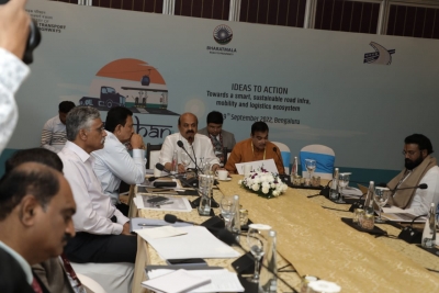 Gadkari meets K'taka CM, suggests ways to solve B'luru traffic woes | Gadkari meets K'taka CM, suggests ways to solve B'luru traffic woes Gadkari meets K'taka CM, suggests ways to solve B'luru traffic woes | Gadkari meets K'taka CM, suggests ways to solve B'luru traffic woes