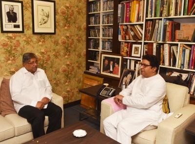 Maha BJP chief meets & greets PM's harshest critic, Raj Thackeray | Maha BJP chief meets & greets PM's harshest critic, Raj Thackeray Maha BJP chief meets & greets PM's harshest critic, Raj Thackeray | Maha BJP chief meets & greets PM's harshest critic, Raj Thackeray