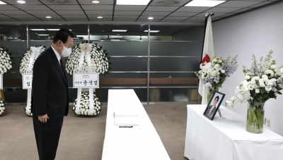 S.Korea Prez Yoon visits mourning altar for ex-Japan PM Abe | S.Korea Prez Yoon visits mourning altar for ex-Japan PM Abe