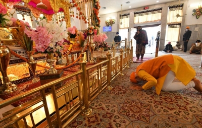 Modi pays surprise visit to Gurudwara Rakabganj | Modi pays surprise visit to Gurudwara Rakabganj