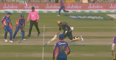 PSL: Azam Khan 'redefines cricket', completes run with inverted bat | PSL: Azam Khan 'redefines cricket', completes run with inverted bat