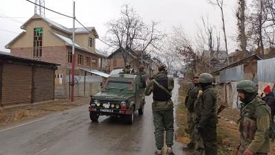 2 terrorist associates arrested in Kashmir | 2 terrorist associates arrested in Kashmir