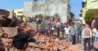 Labourer killed, another injured in Guj house collapse | Labourer killed, another injured in Guj house collapse