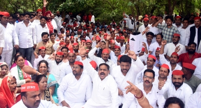 SP, Cong protest in support of farmers in UP | SP, Cong protest in support of farmers in UP