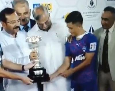 Sports fraternity, fans criticise WB Governor for 'pushing aside' Sunil Chhetri to pose with trophy | Sports fraternity, fans criticise WB Governor for 'pushing aside' Sunil Chhetri to pose with trophy