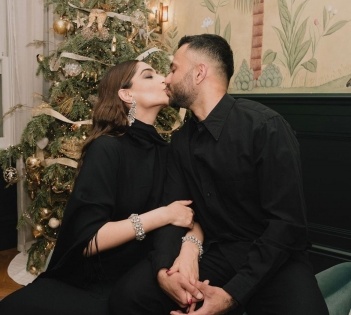 Sonam Kapoor, hubby Anand Ahuja welcome 2022 with a 'kiss' | Sonam Kapoor, hubby Anand Ahuja welcome 2022 with a 'kiss'