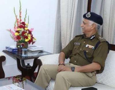 Police chief felicitates constable for saving elderly couple | Police chief felicitates constable for saving elderly couple