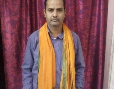BJP leader thrashed by policemen in UP | BJP leader thrashed by policemen in UP BJP leader thrashed by policemen in UP | BJP leader thrashed by policemen in UP
