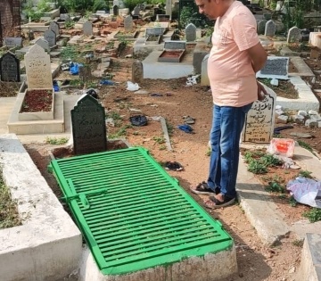 'Grave truth': Viral picture of padlock on grave from Hyderabad, not Pakistan | 'Grave truth': Viral picture of padlock on grave from Hyderabad, not Pakistan