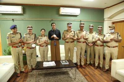 Hyderabad police felicitates Sindhu | Hyderabad police felicitates Sindhu
