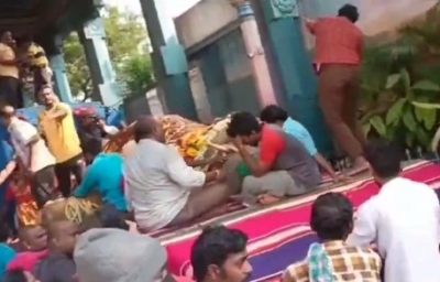 Puducherry temple elephant 'Lakshmi' collapses on road, dies | Puducherry temple elephant 'Lakshmi' collapses on road, dies