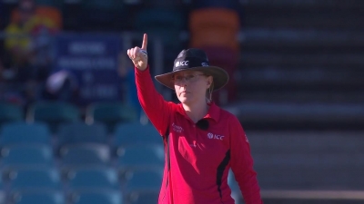 Kim Cotton becomes first female on-field umpire in men's international cricket | Kim Cotton becomes first female on-field umpire in men's international cricket