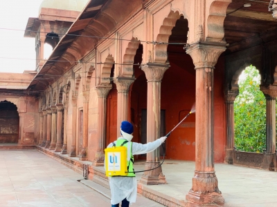 Ahead of Eid, sikh community sanitises Delhi's Jama Masjid | Ahead of Eid, sikh community sanitises Delhi's Jama Masjid