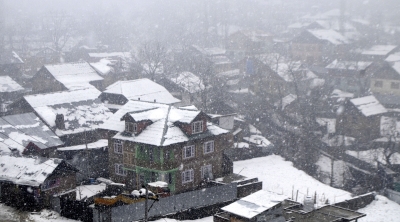 Snow on hills, rains lash plains in J&K | Snow on hills, rains lash plains in J&K Snow on hills, rains lash plains in J&K | Snow on hills, rains lash plains in J&K