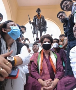 Priyanka begins 'maun vrat' at Gandhi statue in Lucknow | Priyanka begins 'maun vrat' at Gandhi statue in Lucknow