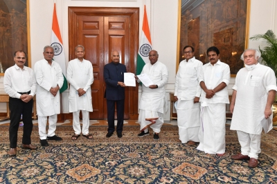 Agnipath row: Cong delegation meets President Kovind | Agnipath row: Cong delegation meets President Kovind