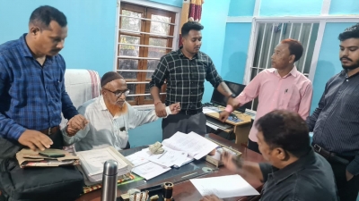 Two officials held in Assam for taking bribe | Two officials held in Assam for taking bribe