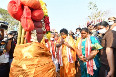 Thousands offer prayers on last day of Telangana's tribal fair | Thousands offer prayers on last day of Telangana's tribal fair