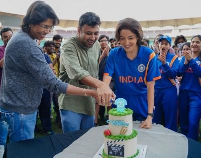 Anushka Sharma wraps up 'Chakda 'Xpress', Jhulan Goswami gives clap on final shot | Anushka Sharma wraps up 'Chakda 'Xpress', Jhulan Goswami gives clap on final shot Anushka Sharma wraps up 'Chakda 'Xpress', Jhulan Goswami gives clap on final shot | Anushka Sharma wraps up 'Chakda 'Xpress', Jhulan Goswami gives clap on final shot