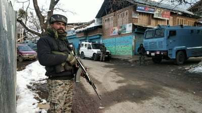 2 terrorists surrender in Kashmir | 2 terrorists surrender in Kashmir