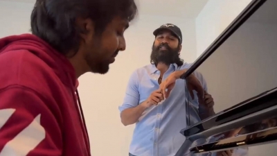 Dhanush shares video of him singing a few lines from first single of 'Vaathi' | Dhanush shares video of him singing a few lines from first single of 'Vaathi'