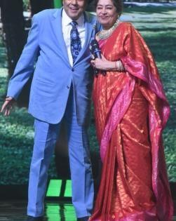 Dharmendra, Kirron Kher enact a scene from 'Sholay' on 'India's Got Talent' | Dharmendra, Kirron Kher enact a scene from 'Sholay' on 'India's Got Talent'