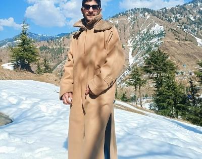 Amid sub-zero temperature, new design of 'Pheran' is a hit in J&K | Amid sub-zero temperature, new design of 'Pheran' is a hit in J&K