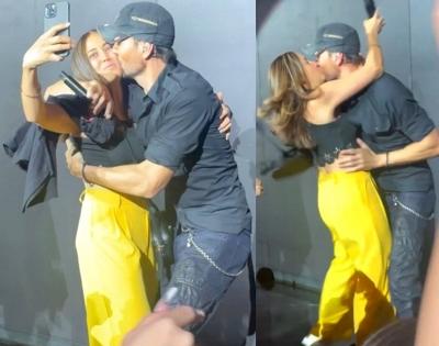 Enrique shares passionate kiss with fan during meet, greet | Enrique shares passionate kiss with fan during meet, greet