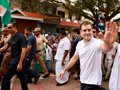 Bharat Jodo Yatra: Rahul briefly halts at school, interacts with kids | Bharat Jodo Yatra: Rahul briefly halts at school, interacts with kids