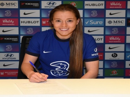 Fran Kirby signs contract extension with Chelsea | Fran Kirby signs contract extension with Chelsea
