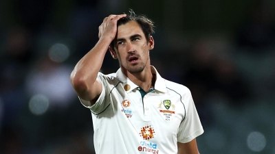 Mitchell Starc sent for scans following finger injury on day one of Boxing Day Test against SA | Mitchell Starc sent for scans following finger injury on day one of Boxing Day Test against SA