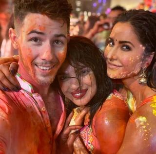 Nick joins Priyanka in India for his 1st Holi | Nick joins Priyanka in India for his 1st Holi