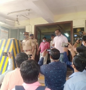 Mumbai 'dabbawala' official nabbed in loan fraud | Mumbai 'dabbawala' official nabbed in loan fraud