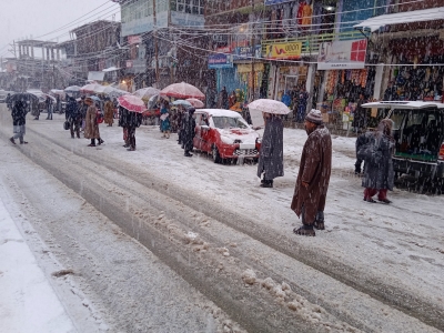 Major snowfall disrupts life across Kashmir | Major snowfall disrupts life across Kashmir