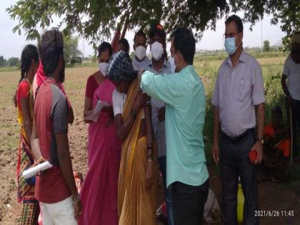 Officials in Karnataka's Yadgir undertake COVID-19 vaccination at farms, worksites | Officials in Karnataka's Yadgir undertake COVID-19 vaccination at farms, worksites