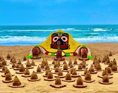 Sudarshan Pattnaik creates 125 sand chariots on Puri beach on Rath Yatra eve | Sudarshan Pattnaik creates 125 sand chariots on Puri beach on Rath Yatra eve