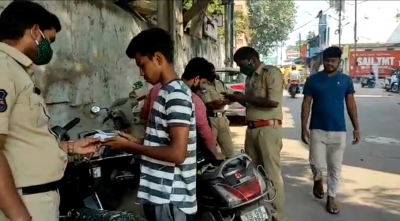 Hyderabad police checking mobile phones sparks row | Hyderabad police checking mobile phones sparks row