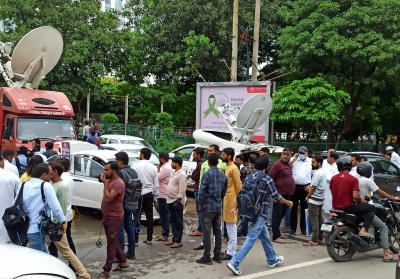 Mulayam supporters grieve outside Gurugram hospital | Mulayam supporters grieve outside Gurugram hospital