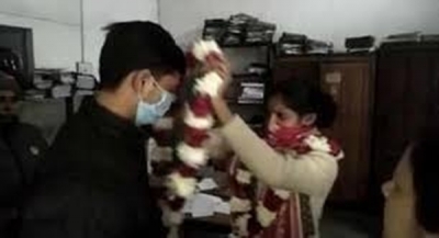 Cop marries live-in partner at UP police station | Cop marries live-in partner at UP police station