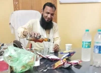 Man arrested, cop suspended for drinking in UP police station | Man arrested, cop suspended for drinking in UP police station Man arrested, cop suspended for drinking in UP police station | Man arrested, cop suspended for drinking in UP police station