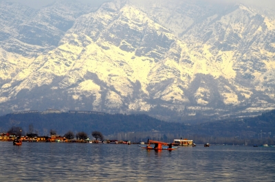 7 tourists rescued by owner of sinking houseboat in J&K's Dal Lake | 7 tourists rescued by owner of sinking houseboat in J&K's Dal Lake